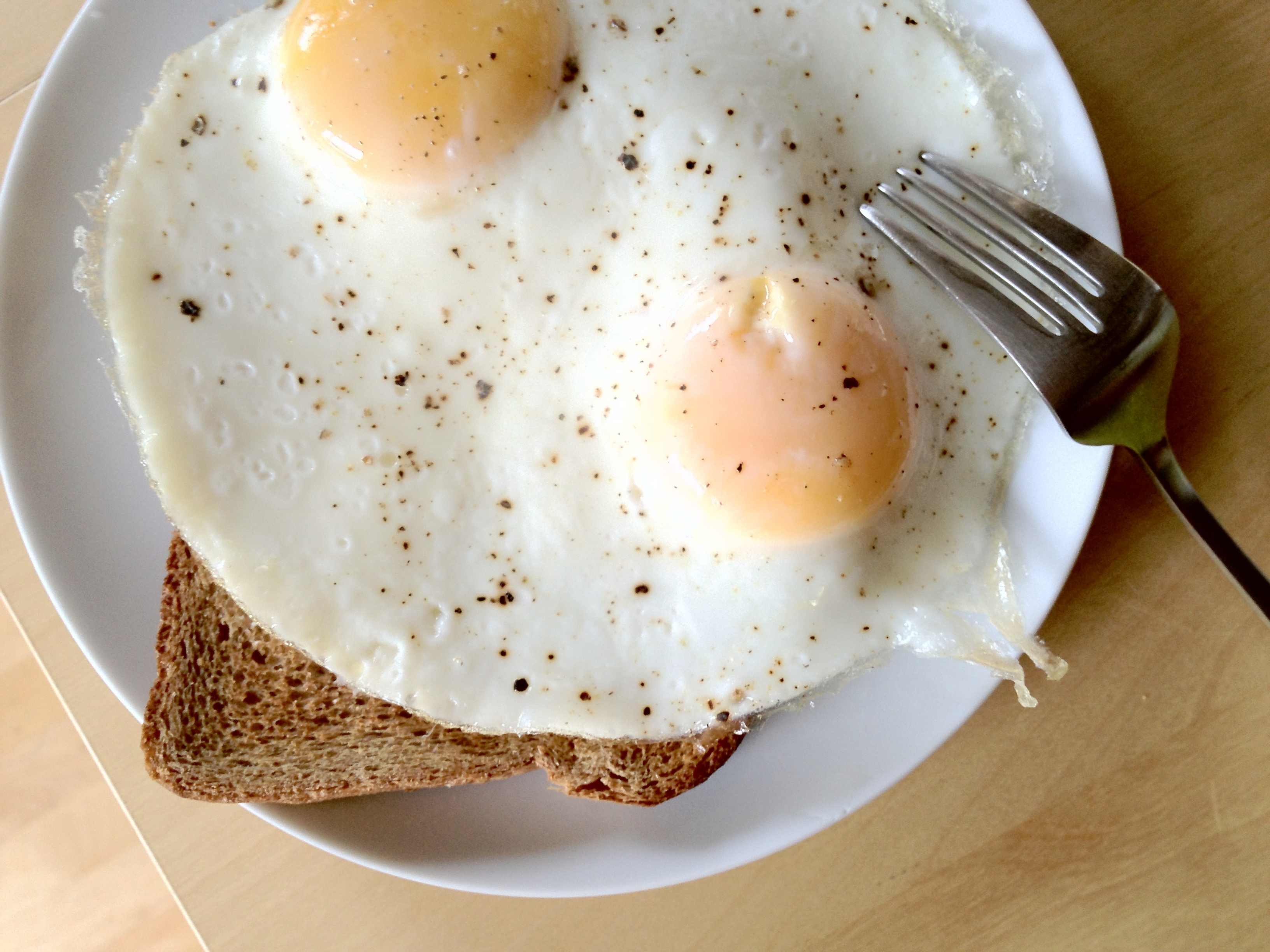 Можно есть яйца каждый день на завтрак. Яичница. Белковый завтрак. Две яичницы. Яичный глазок.
