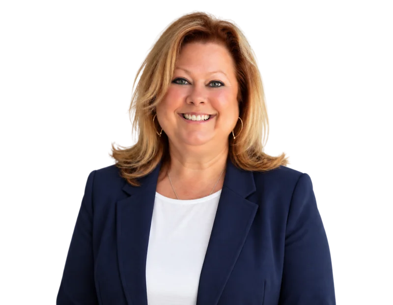 Kim Seten in a dark blue blazer and white blouse, smiling in front of a light geometric background.